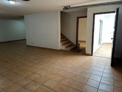 Moradia moderna T4 com 315 mt2 com piscina e cave!