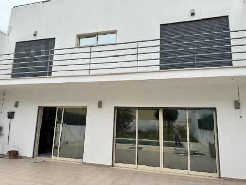 Moradia moderna T4 com 315 mt2 com piscina e cave!
