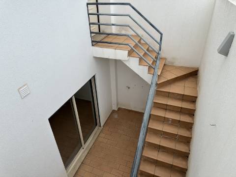 Moradia moderna T4 com 315 mt2 com piscina e cave!