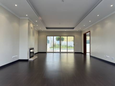 Moradia moderna T4 com 315 mt2 com piscina e cave!