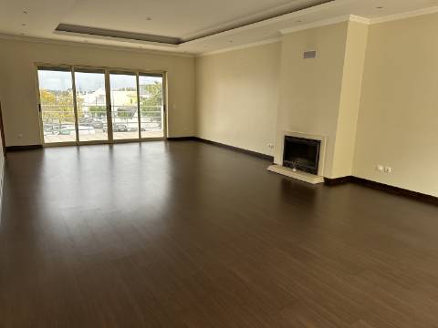 Moradia moderna T4 com 315 mt2 com piscina e cave!