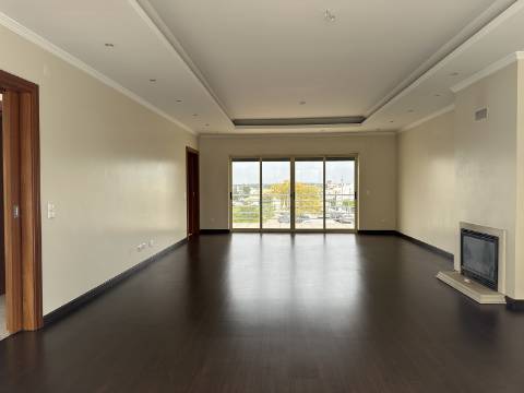 Moradia moderna T4 com 315 mt2 com piscina e cave!