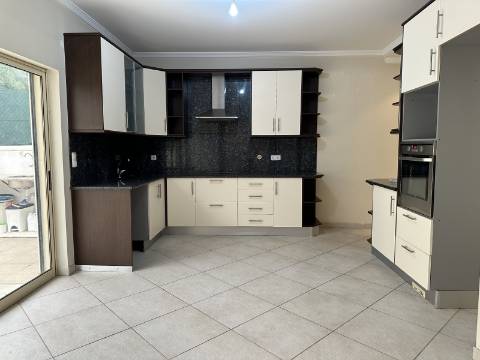 Moradia moderna T4 com 315 mt2 com piscina e cave!