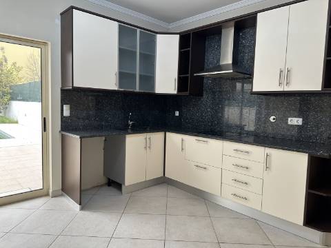 Moradia moderna T4 com 315 mt2 com piscina e cave!