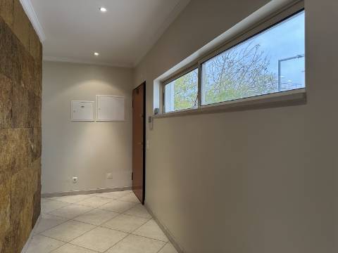 Moradia moderna T4 com 315 mt2 com piscina e cave!