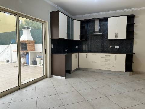 Moradia moderna T4 com 315 mt2 com piscina e cave!