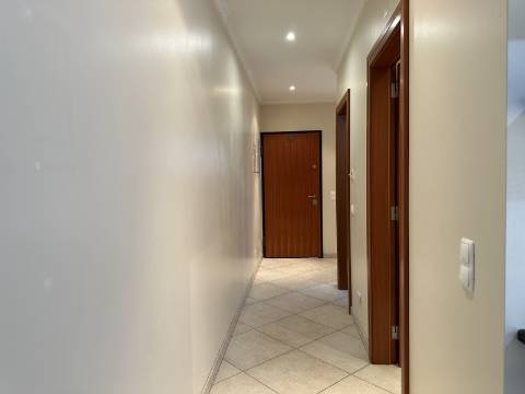 Moradia moderna T4 com 315 mt2 com piscina e cave!