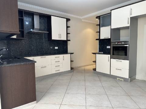 Moradia moderna T4 com 315 mt2 com piscina e cave!
