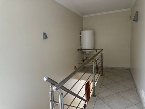 Moradia moderna T4 com 315 mt2 com piscina e cave!