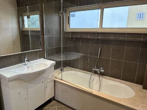 Moradia moderna T4 com 315 mt2 com piscina e cave!