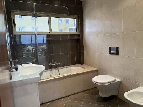 Moradia moderna T4 com 315 mt2 com piscina e cave!