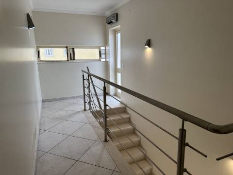 Moradia moderna T4 com 315 mt2 com piscina e cave!