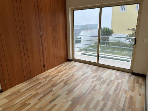 Moradia moderna T4 com 315 mt2 com piscina e cave!