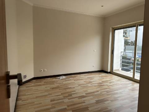 Moradia moderna T4 com 315 mt2 com piscina e cave!