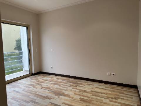 Moradia moderna T4 com 315 mt2 com piscina e cave!