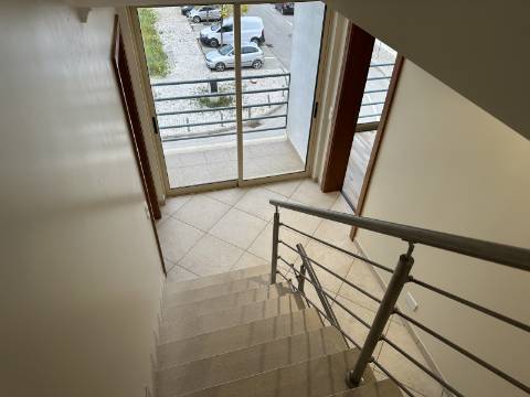 Moradia moderna T4 com 315 mt2 com piscina e cave!