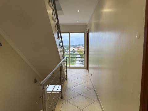 Moradia moderna T4 com 315 mt2 com piscina e cave!