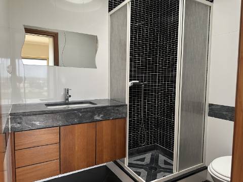 Moradia moderna T4 com 315 mt2 com piscina e cave!