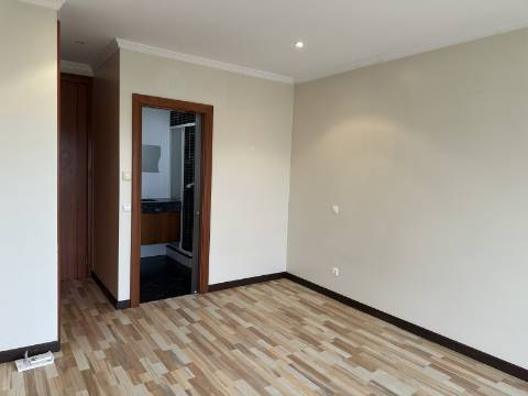 Moradia moderna T4 com 315 mt2 com piscina e cave!