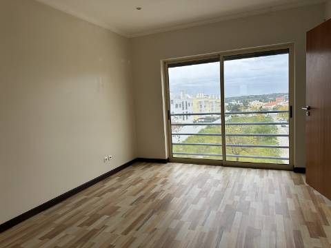 Moradia moderna T4 com 315 mt2 com piscina e cave!