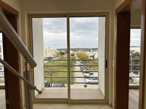 Moradia moderna T4 com 315 mt2 com piscina e cave!