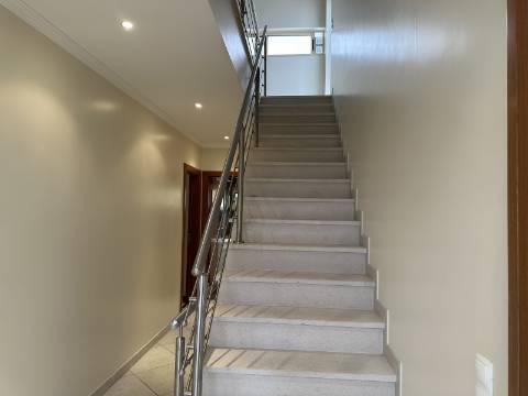 Moradia moderna T4 com 315 mt2 com piscina e cave!