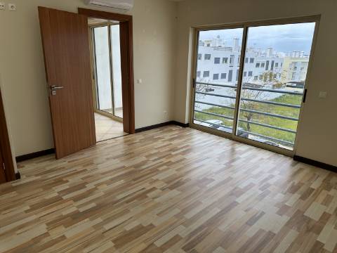 Moradia moderna T4 com 315 mt2 com piscina e cave!