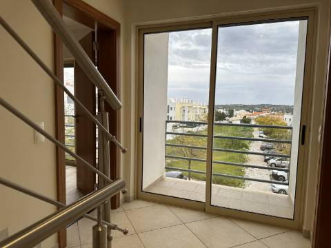 Moradia moderna T4 com 315 mt2 com piscina e cave!