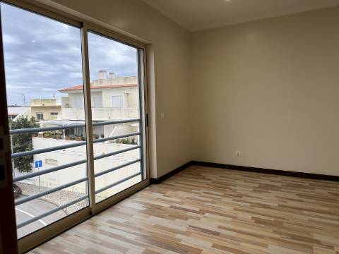 Moradia moderna T4 com 315 mt2 com piscina e cave!