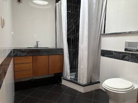 Moradia moderna T4 com 315 mt2 com piscina e cave!
