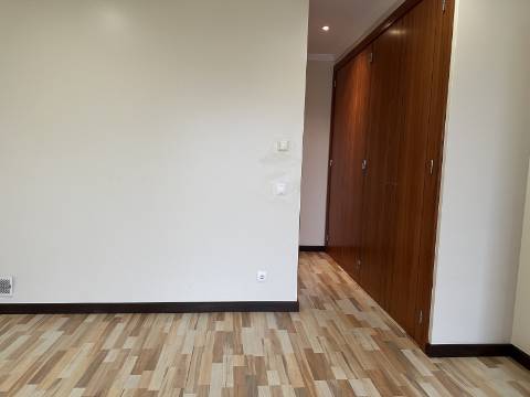 Moradia moderna T4 com 315 mt2 com piscina e cave!