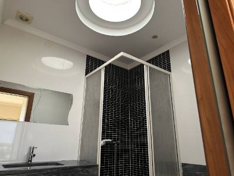 Moradia moderna T4 com 315 mt2 com piscina e cave!