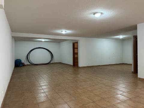 Moradia moderna T4 com 315 mt2 com piscina e cave!