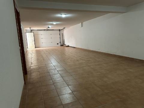 Moradia moderna T4 com 315 mt2 com piscina e cave!