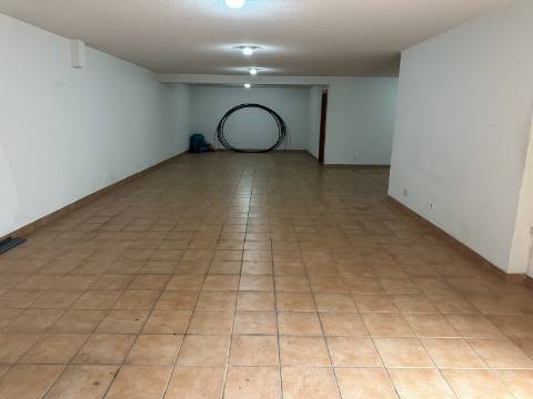 Moradia moderna T4 com 315 mt2 com piscina e cave!