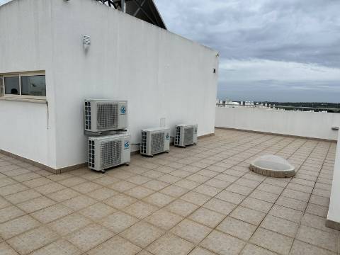 Moradia moderna T4 com 315 mt2 com piscina e cave!