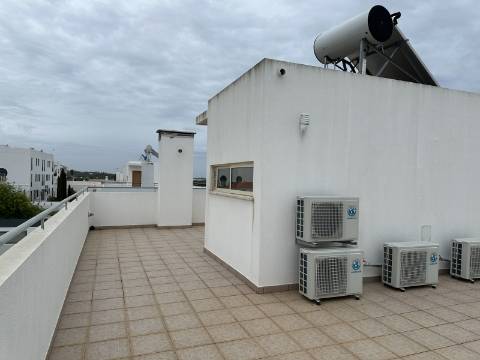 Moradia moderna T4 com 315 mt2 com piscina e cave!