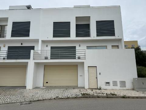 Moradia moderna T4 com 315 mt2 com piscina e cave!