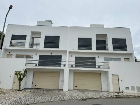 Moradia moderna T4 com 315 mt2 com piscina e cave!