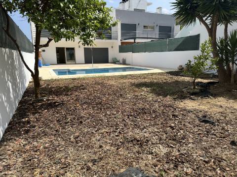 Moradia moderna T4 com 315 mt2 com piscina e cave!