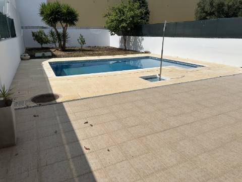 Moradia moderna T4 com 315 mt2 com piscina e cave!