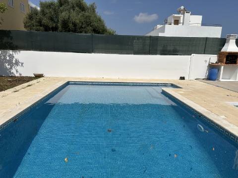 Moradia moderna T4 com 315 mt2 com piscina e cave!