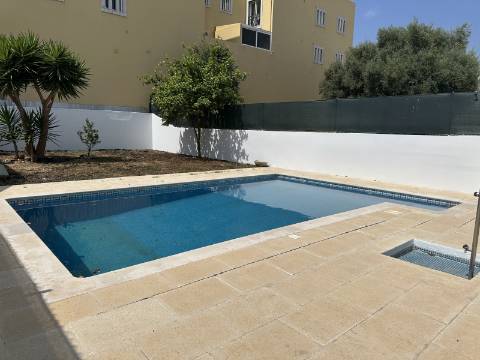 Moradia moderna T4 com 315 mt2 com piscina e cave!