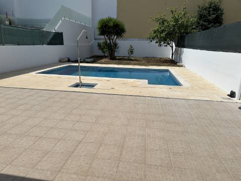 Moradia moderna T4 com 315 mt2 com piscina e cave!