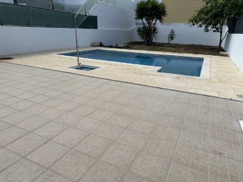 Moradia moderna T4 com 315 mt2 com piscina e cave!