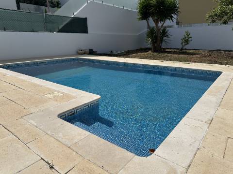 Moradia moderna T4 com 315 mt2 com piscina e cave!