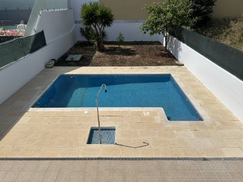 Moradia moderna T4 com 315 mt2 com piscina e cave!