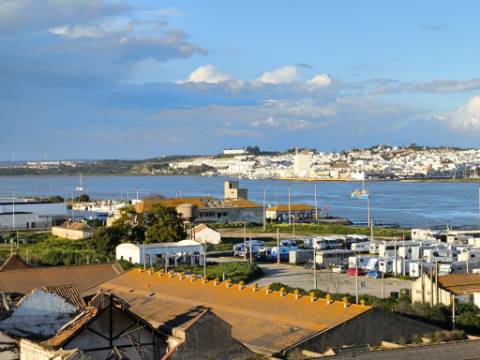 APARTAMENTO T1+1 - COM DUAS VARANDAS - VISTA RIO - ÚLTIMO ANDAR - MOBILADO - EM VILA REAL DE SANTO ANTONIO