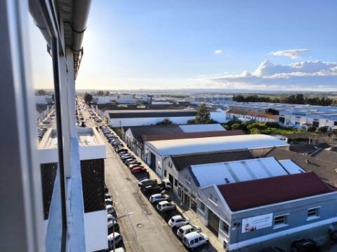 APARTAMENTO T1+1 - COM DUAS VARANDAS - VISTA RIO - ÚLTIMO ANDAR - MOBILADO - EM VILA REAL DE SANTO ANTONIO