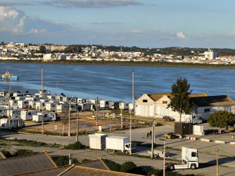 APARTAMENTO T1+1 - COM DUAS VARANDAS - VISTA RIO - ÚLTIMO ANDAR - MOBILADO - EM VILA REAL DE SANTO ANTONIO